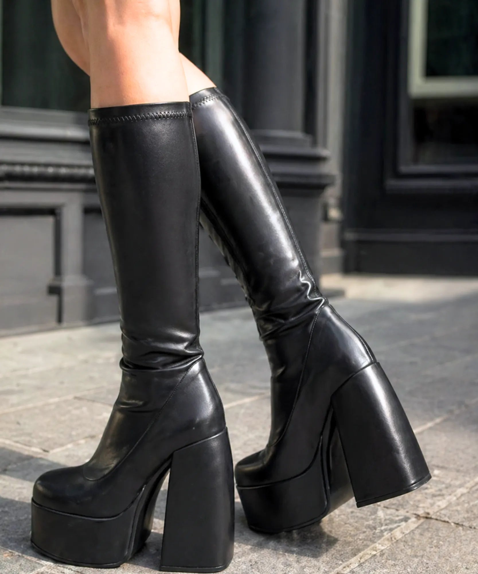 Comprar bota plataforma cano alto feminina em couro sintético com salto grosso para looks ousados e elegantes de inverno barato VIZZANO