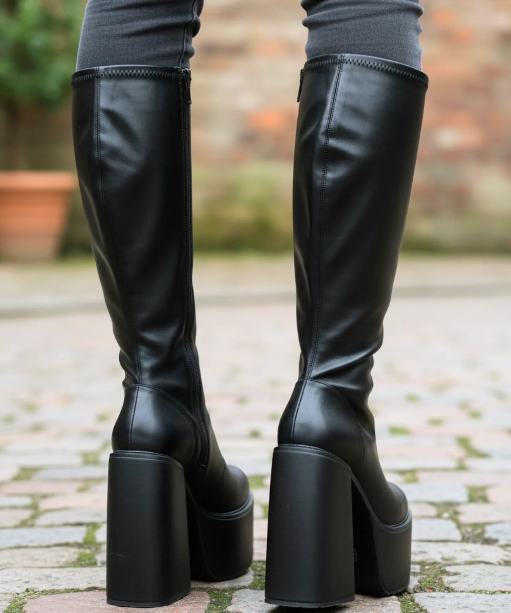 Comprar bota plataforma cano alto feminina em couro sintético com salto grosso para looks ousados e elegantes de inverno barato VIZZANO