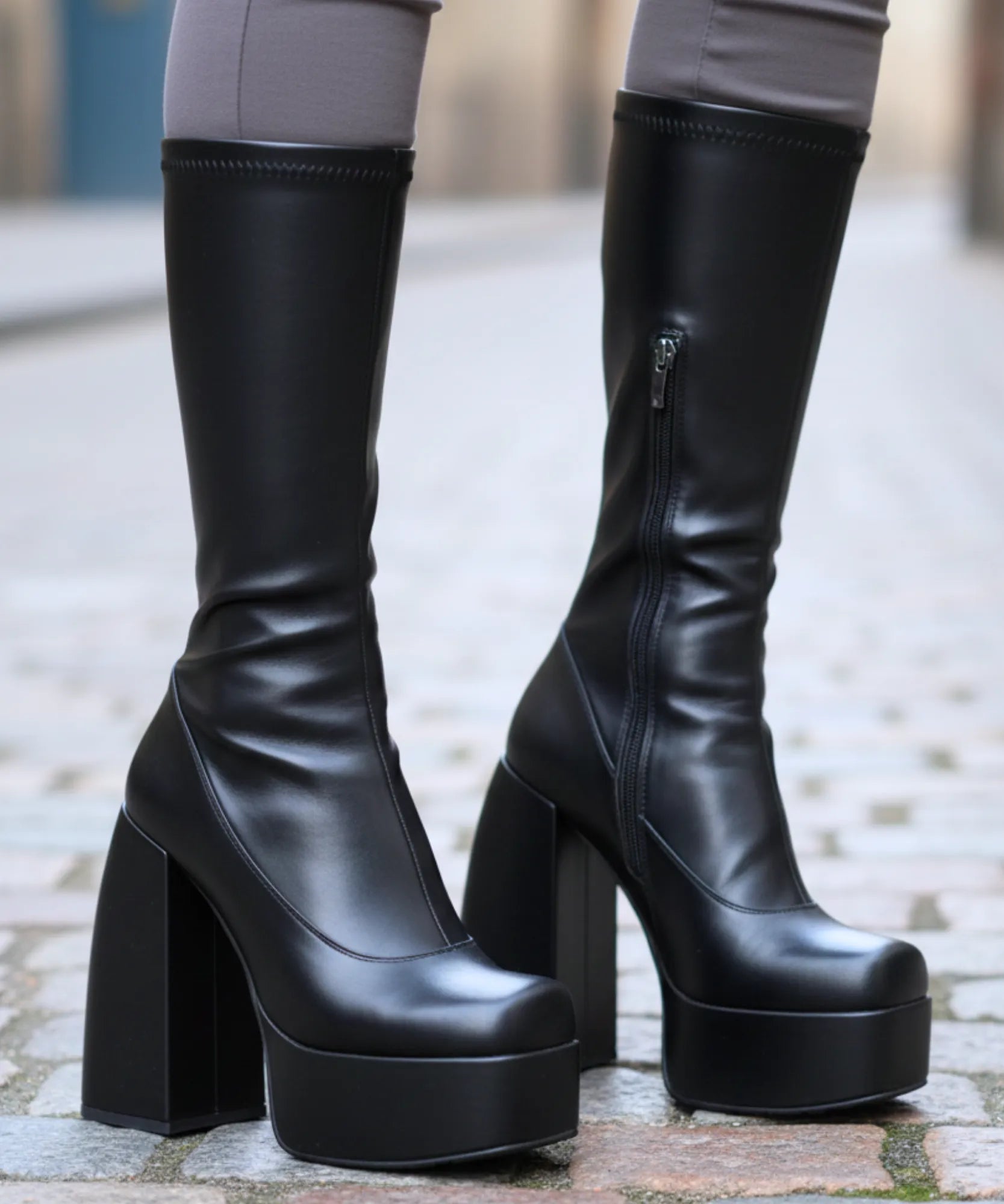 Comprar bota plataforma cano alto feminina em couro sintético com salto grosso para looks ousados e elegantes de inverno barato VIZZANO