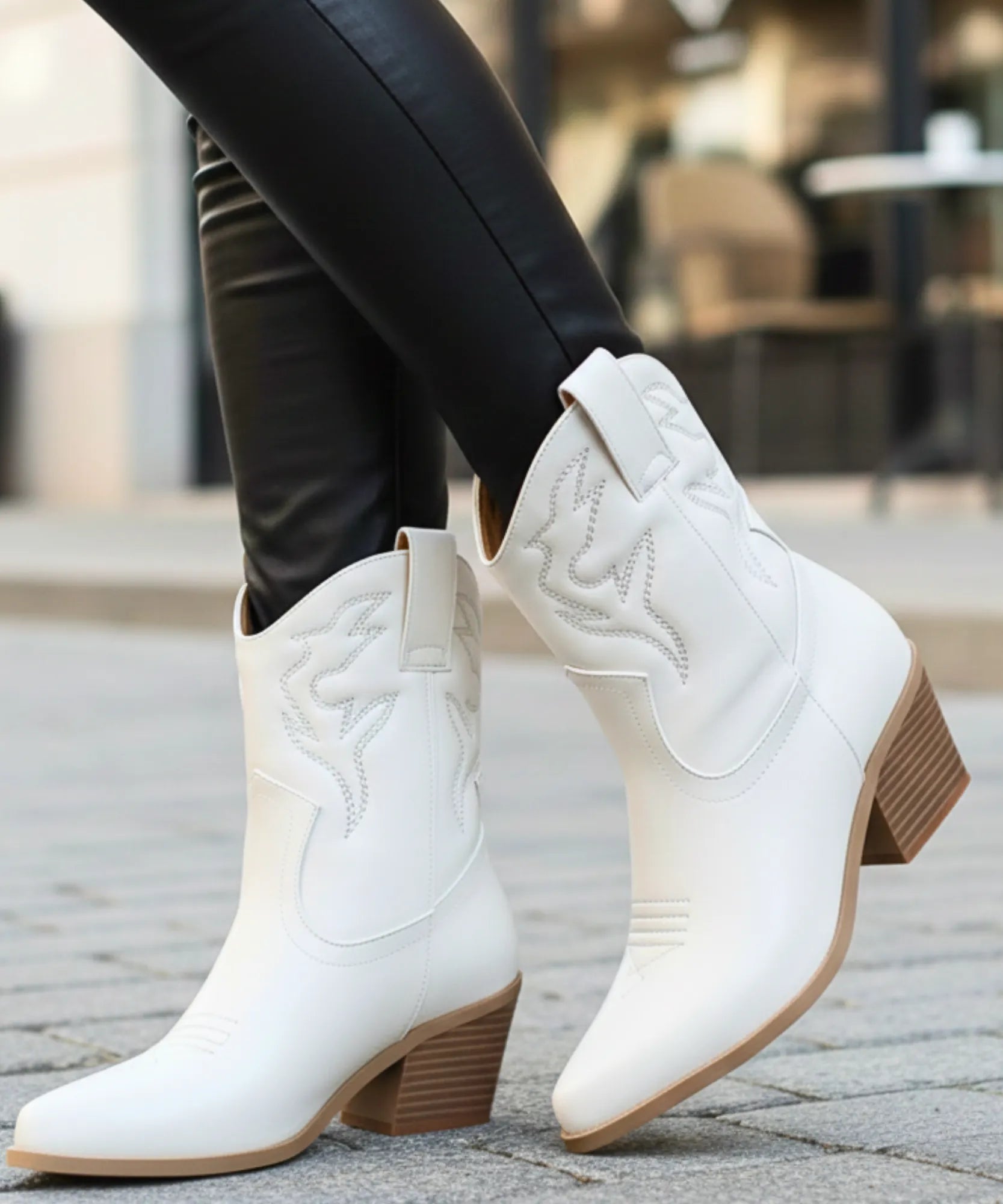Comprar bota texana feminina cano curto com salto grosso confortável e bico fino em couro promoção VIZZANO