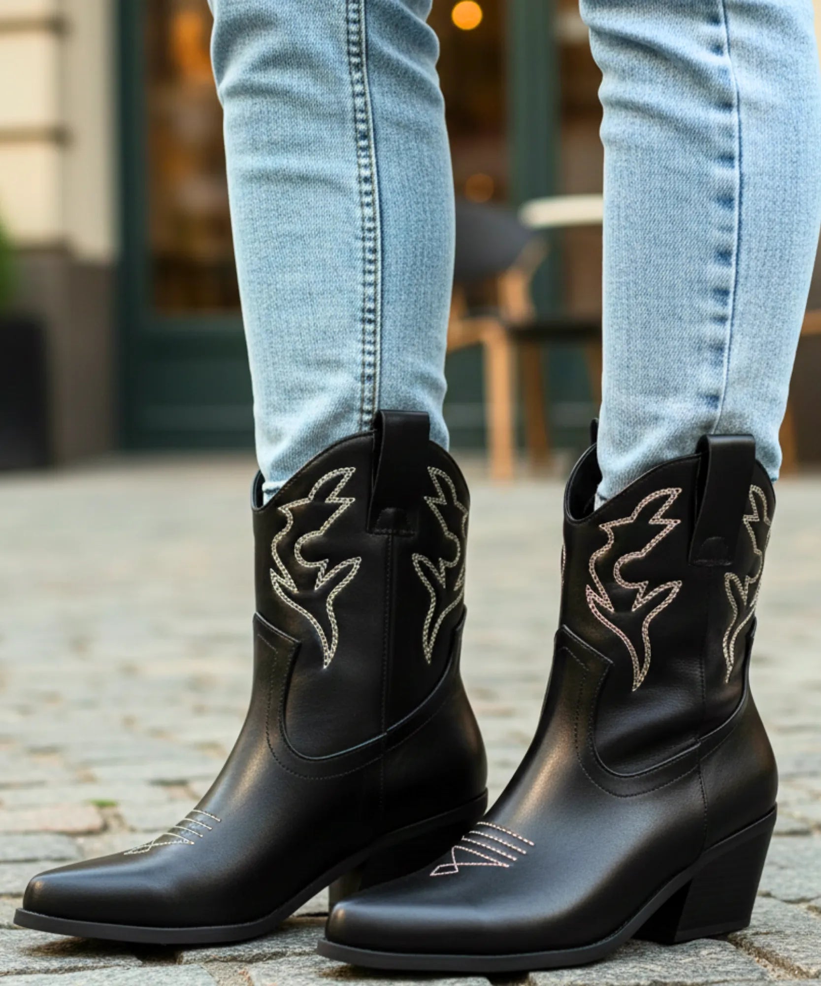Comprar bota texana feminina cano curto com salto grosso confortável e bico fino em couro promoção VIZZANO