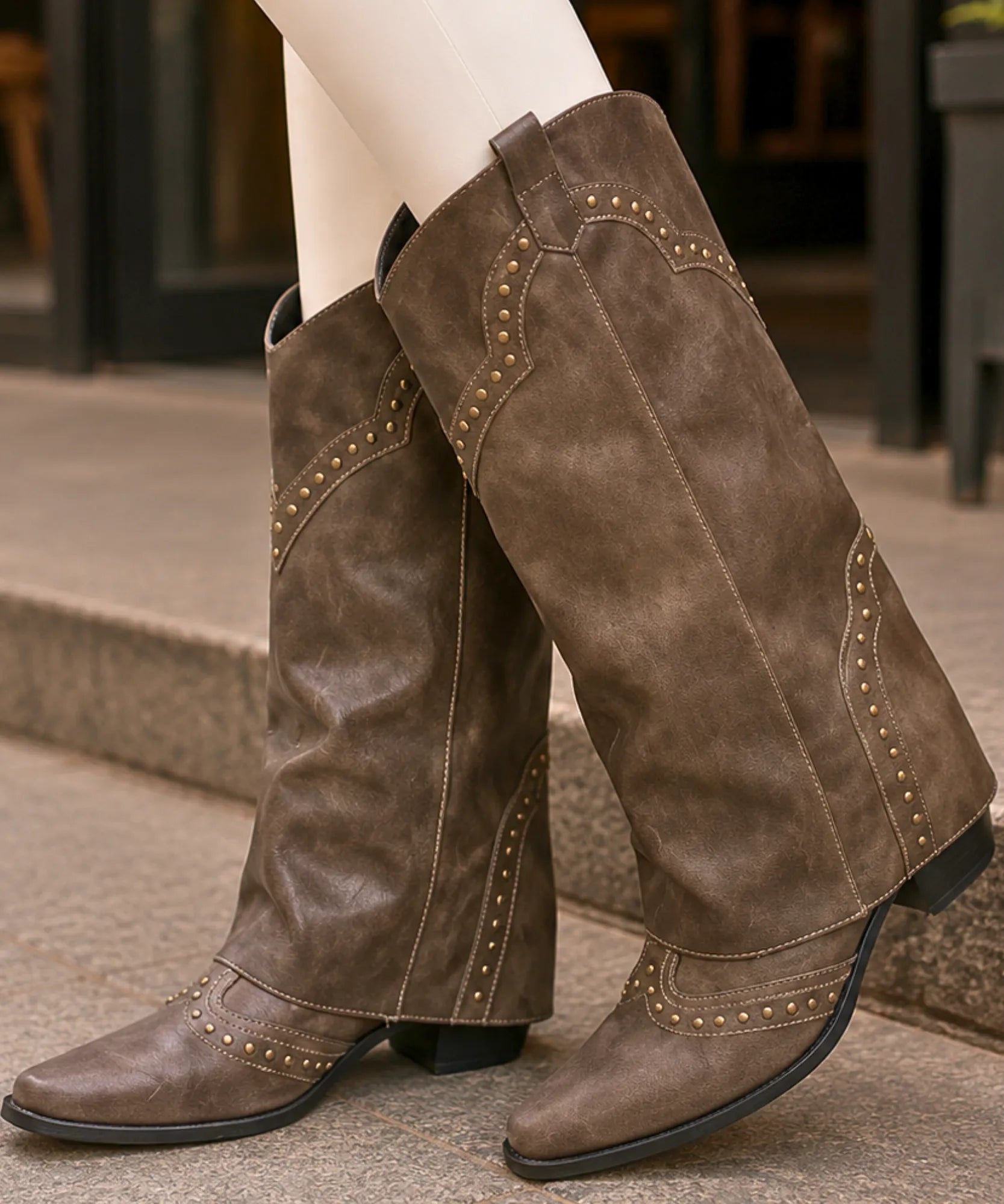 Comprar bota texana feminina cano longo couro sintético rebites metálicos bico fino salto bloco western barata em promoção DAFITI  