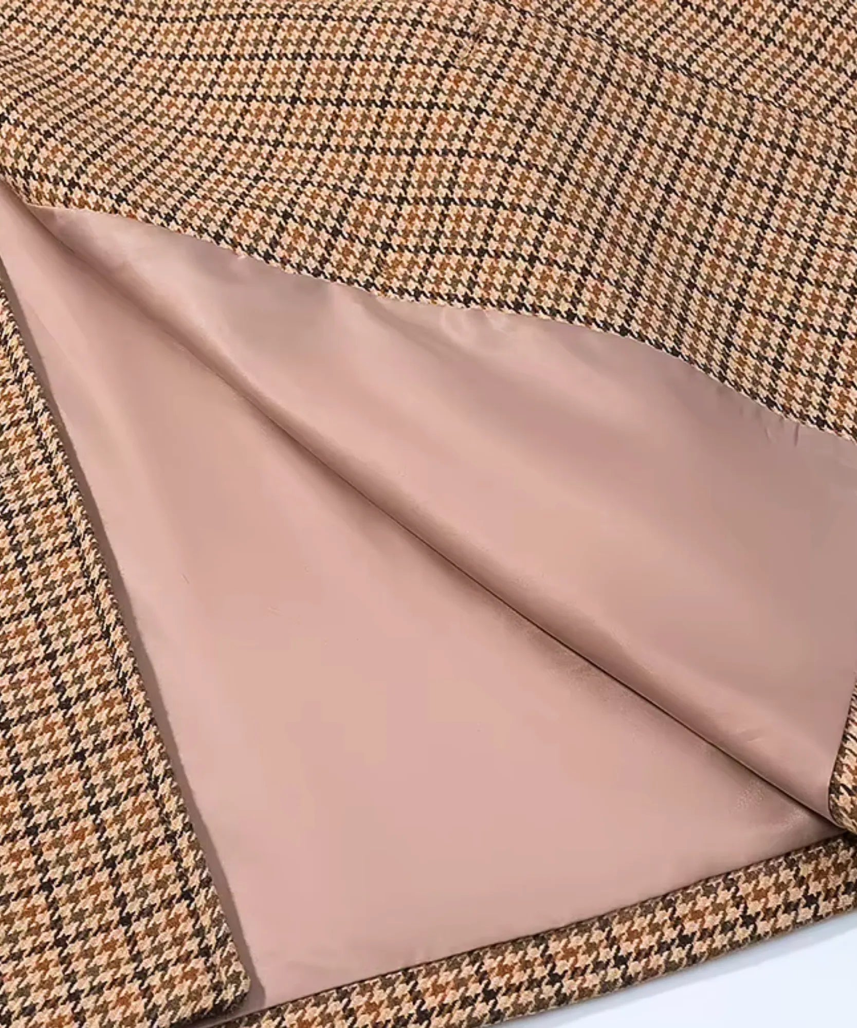 Women's houndstooth jacket, detail of the blush satin lining