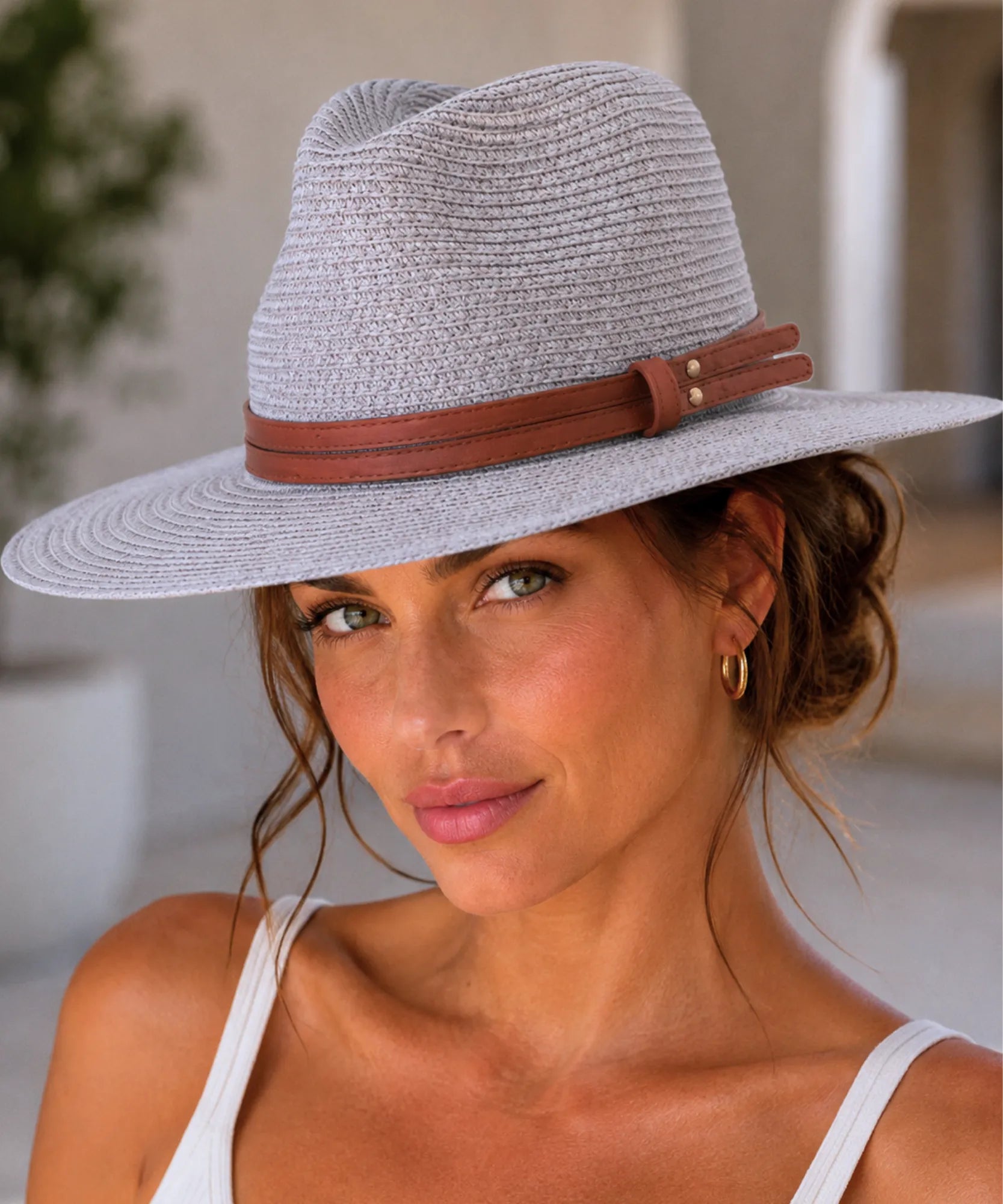 Unisex wide-brim straw fedora hat in grey with a leather band