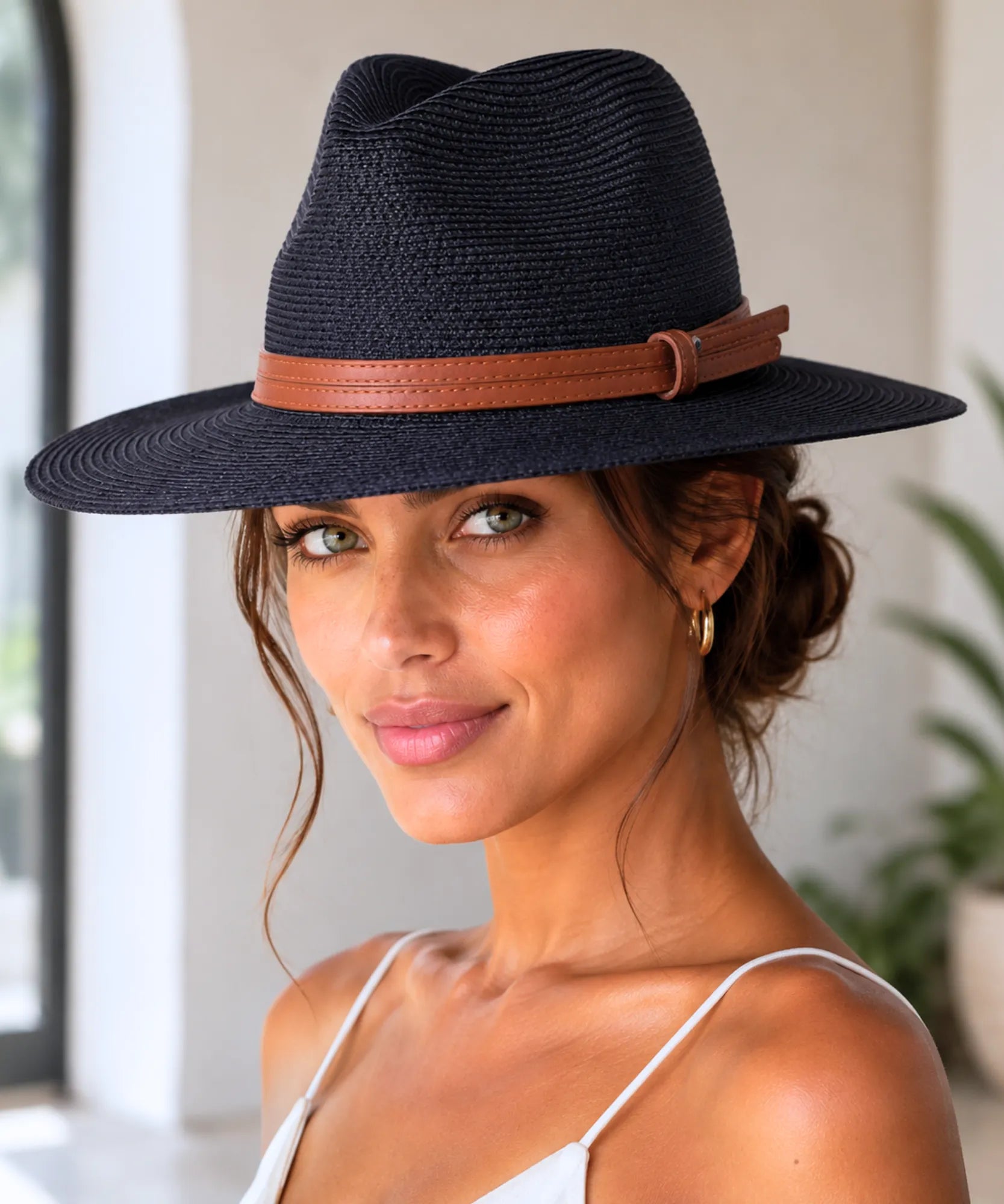 Unisex wide-brim straw fedora hat in black with a leather band