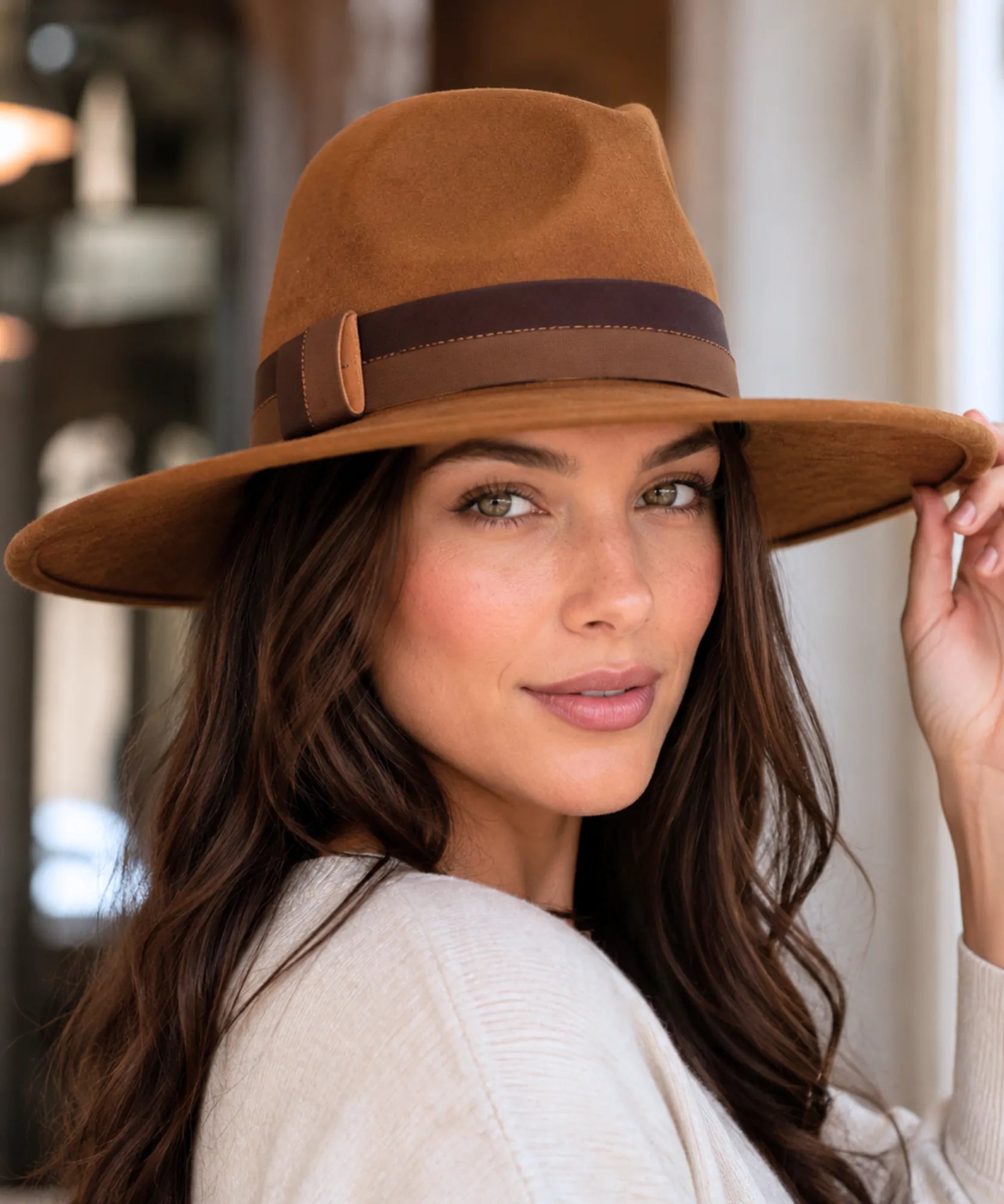 Women's wide-brim suede fedora hat in cognac with a two-tone band