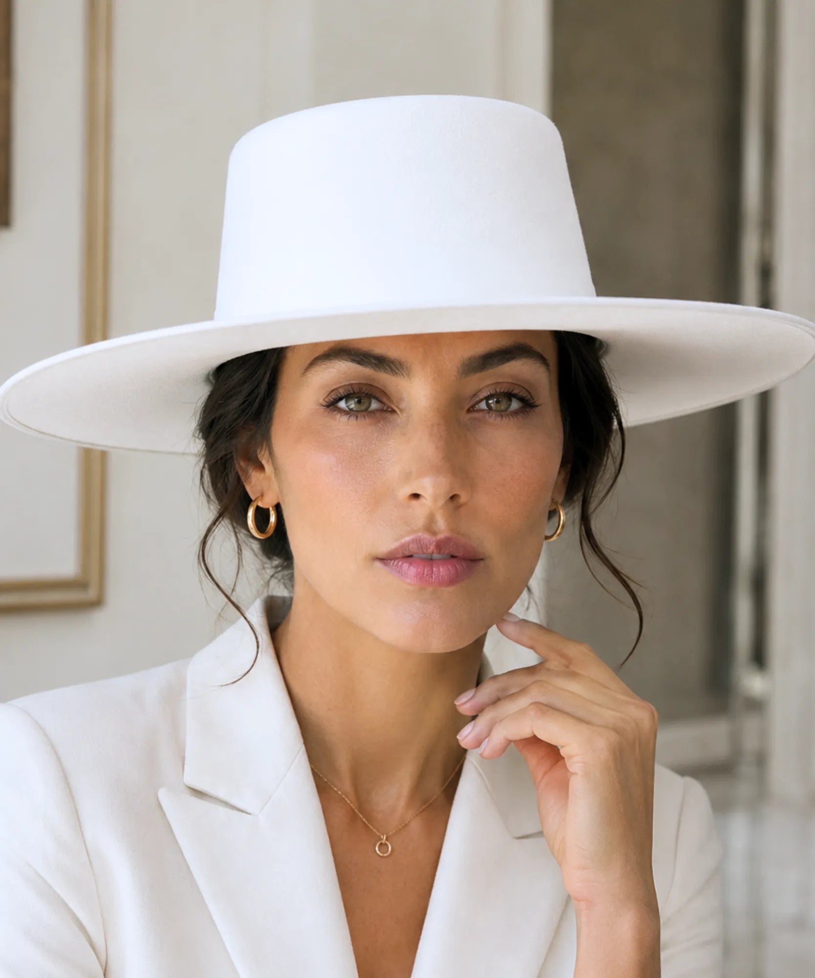 Women's wide-brim structured felt hat in white