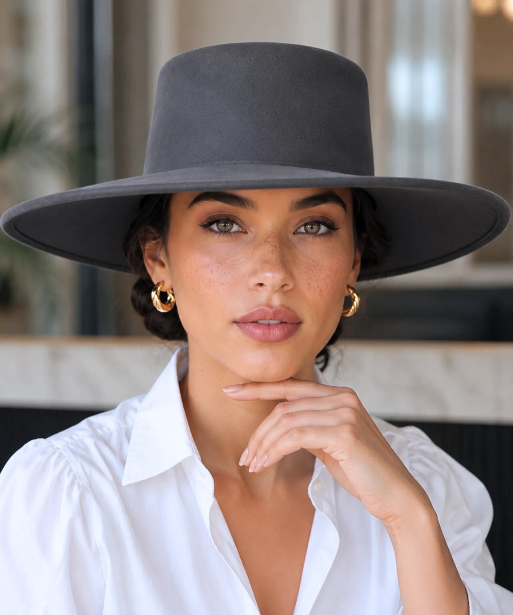 Women's wide-brim structured felt hat in grey