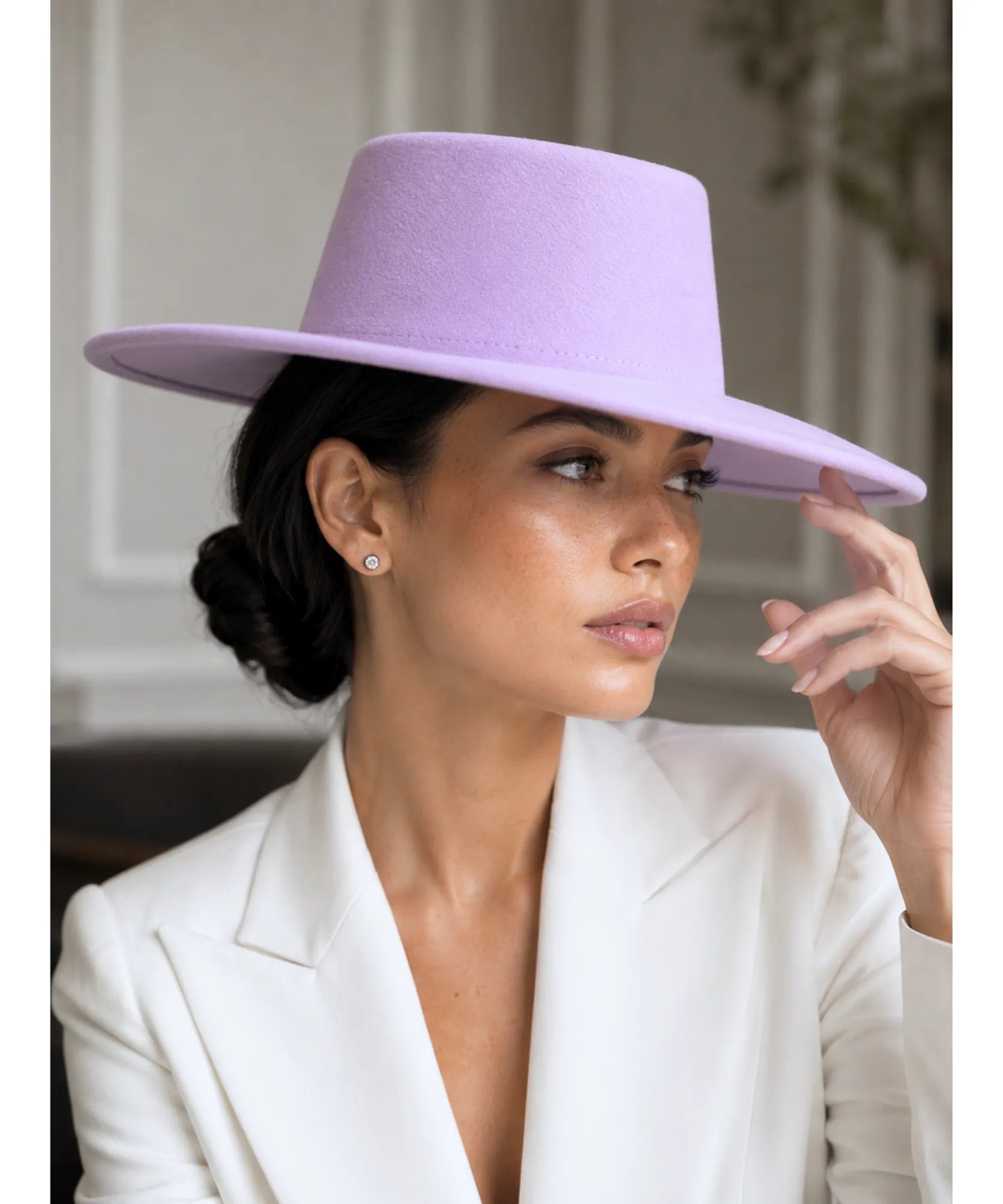 Women's wide-brim structured felt hat in lilac, side view