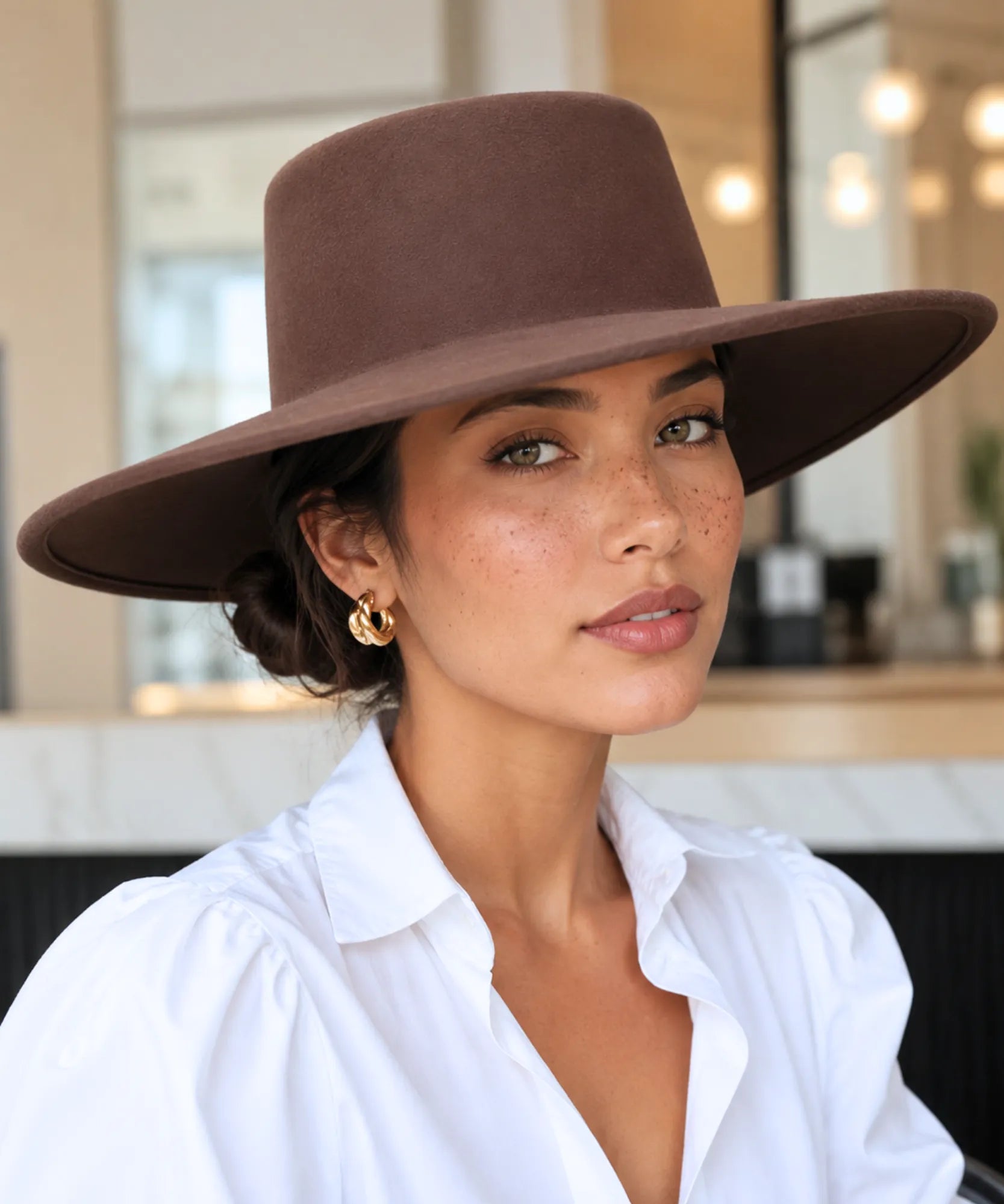 Women's wide-brim structured felt hat in brown