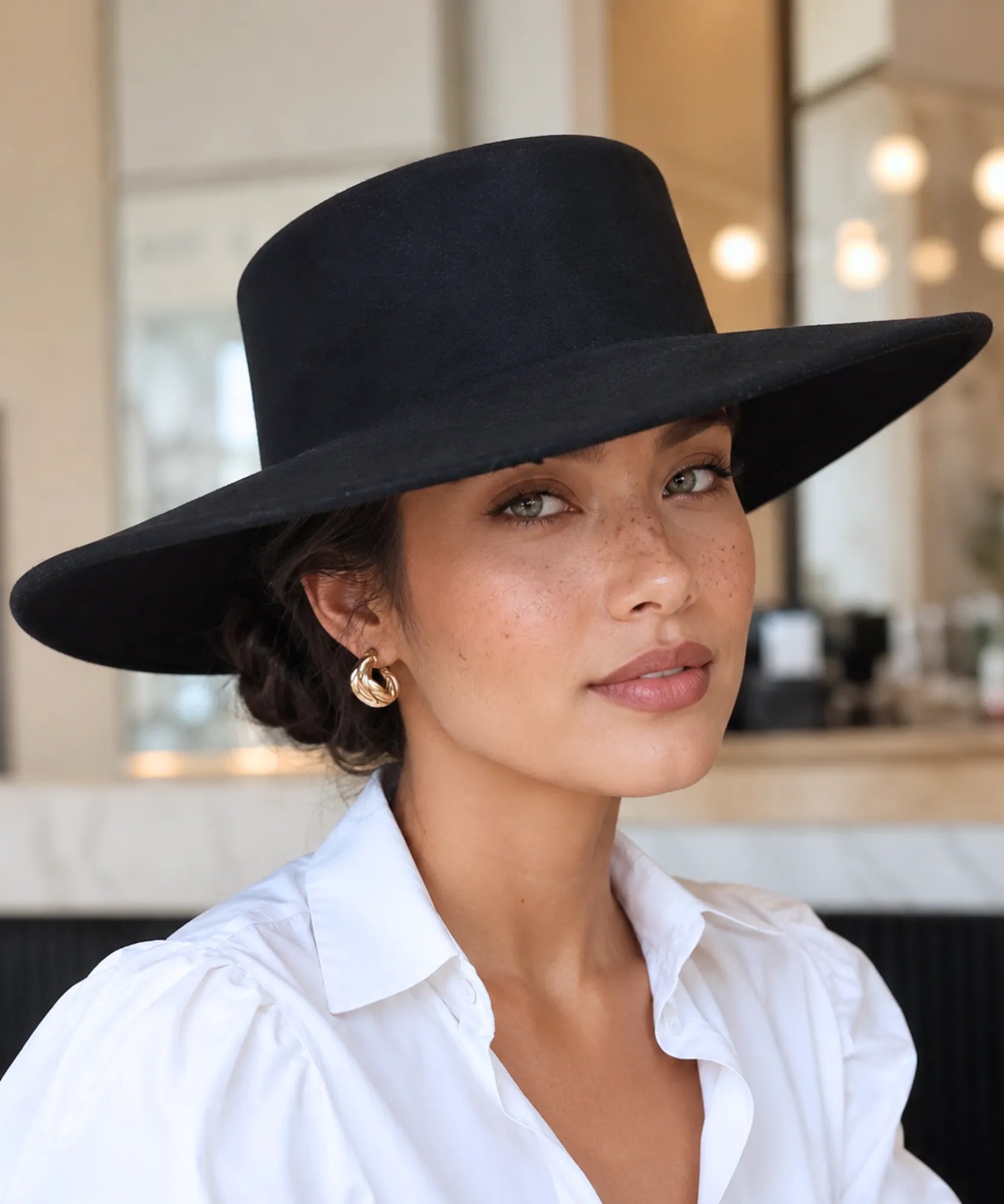 Women's wide-brim structured felt hat in black