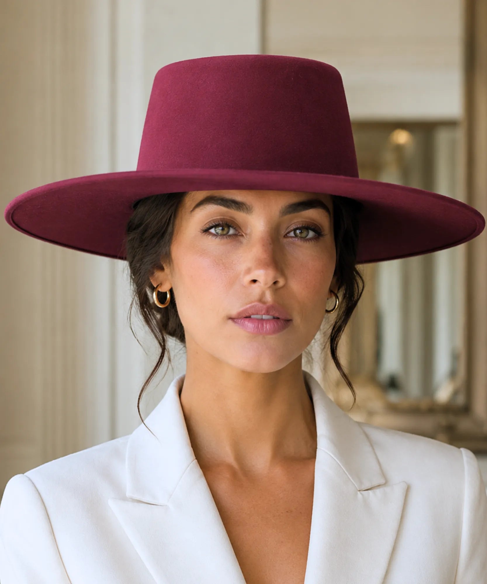 Women's wide-brim structured felt hat in burgundy