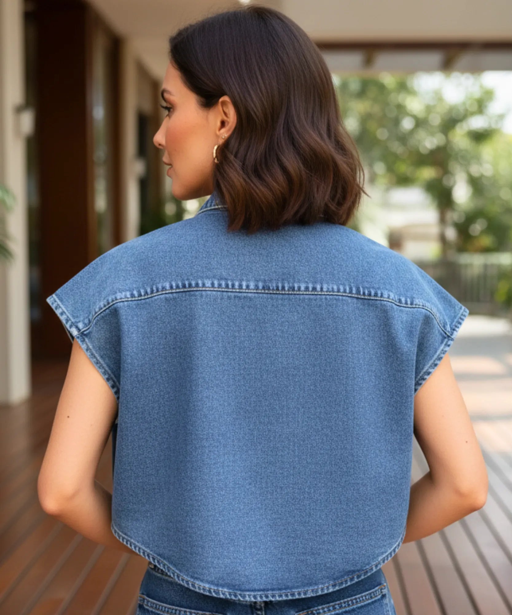 Women's cropped denim vest in blue, detail of cap sleeve