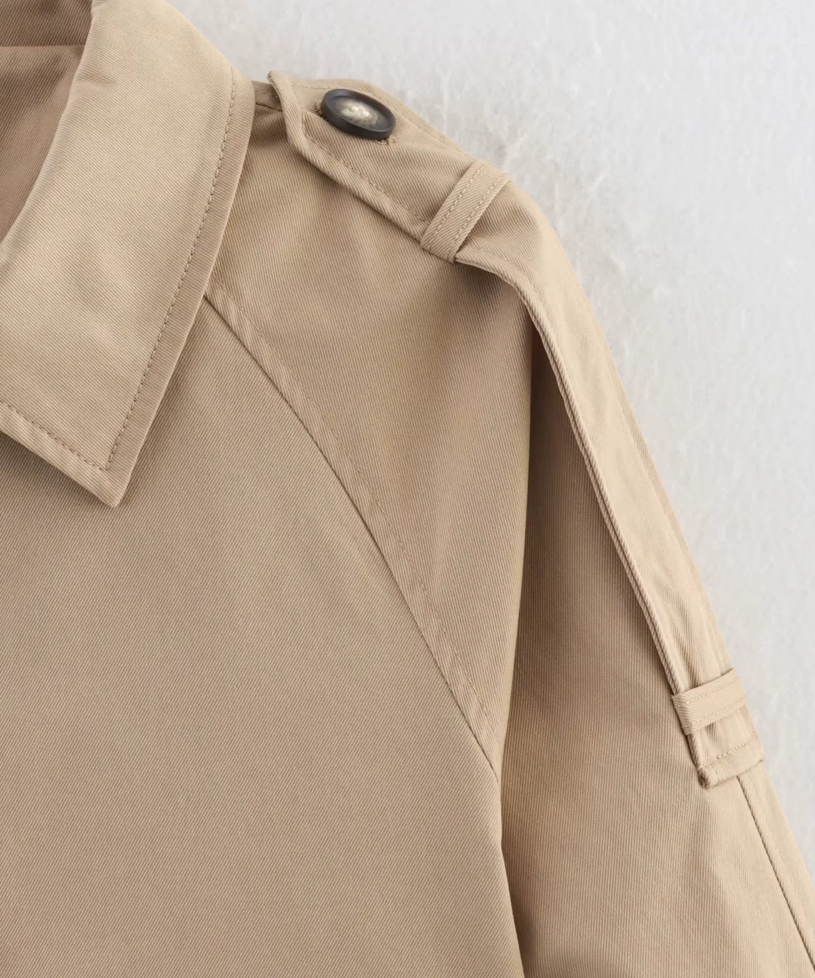 Women's cropped utility jacket in khaki, detail of the buttoned epaulet