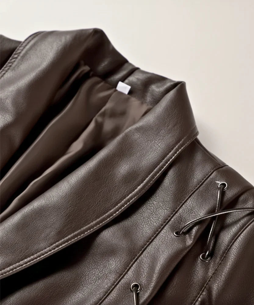 Women's belted leather jacket, collar detail