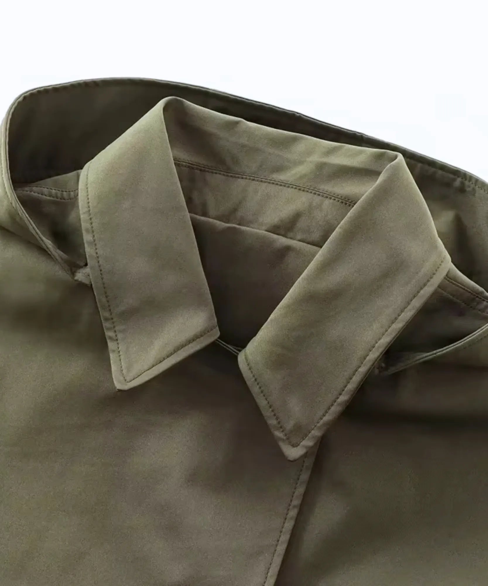 Women's utility jacket in olive green, detail of the notch collar