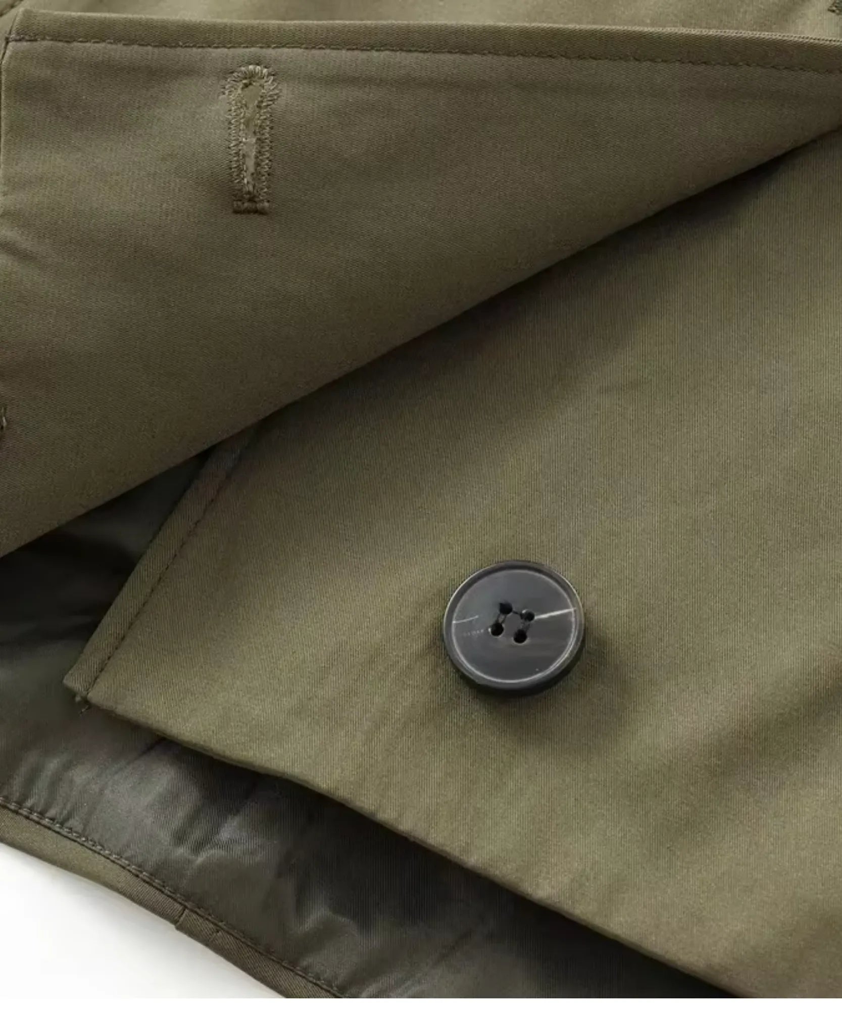 Women's utility jacket in olive green, detail of the button and pocket