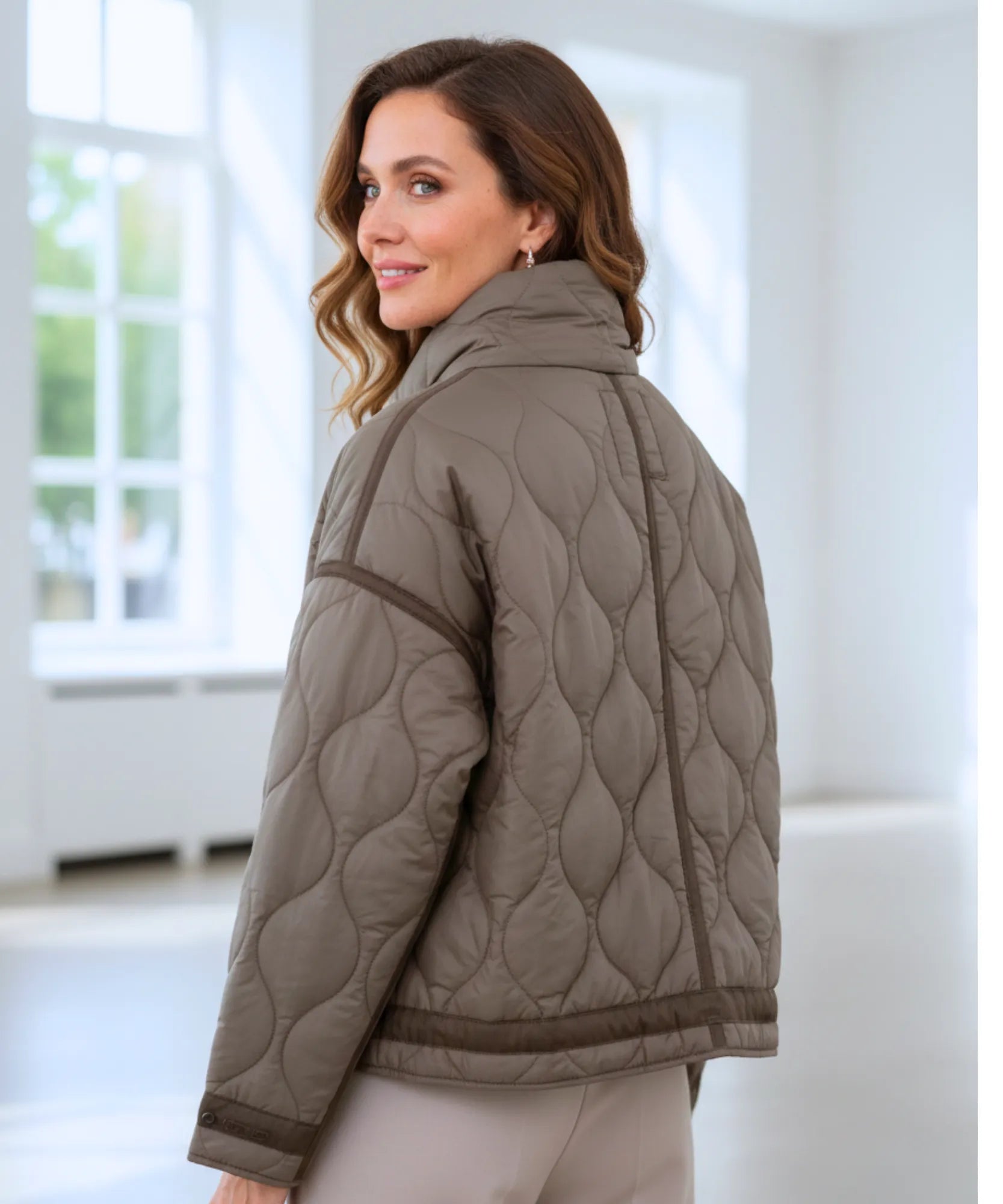 Women's oversized puffer jacket in mocha, detail view