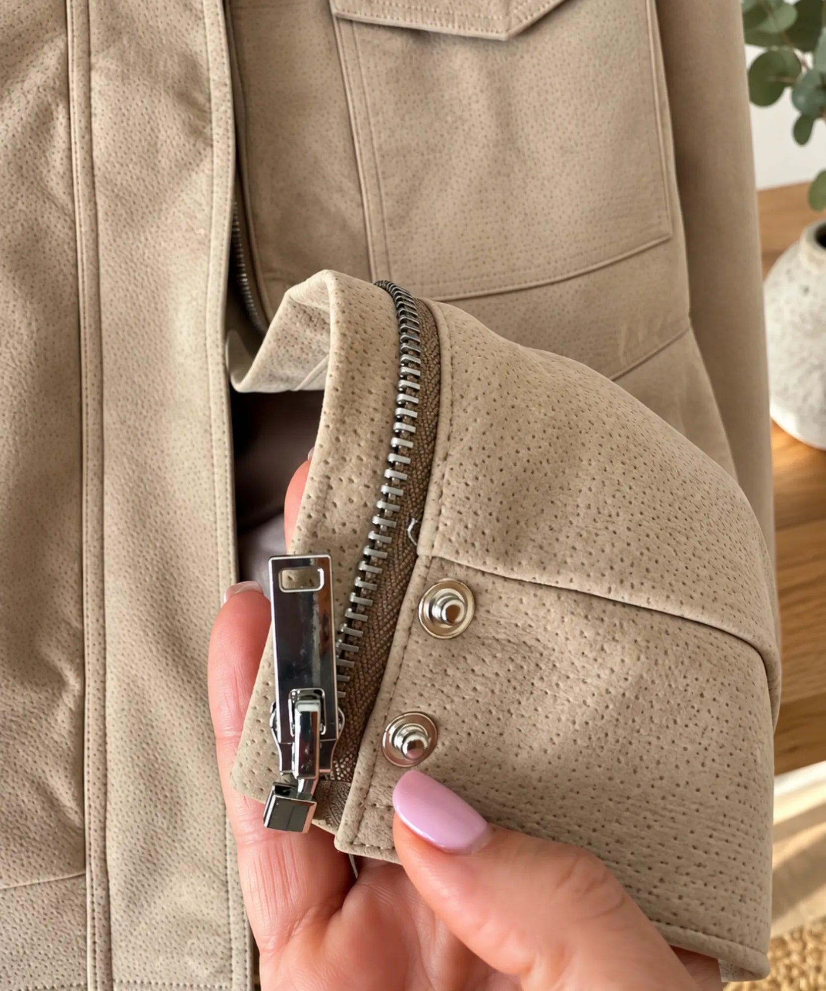 Women's suede bomber jacket in beige, detail of the cuff