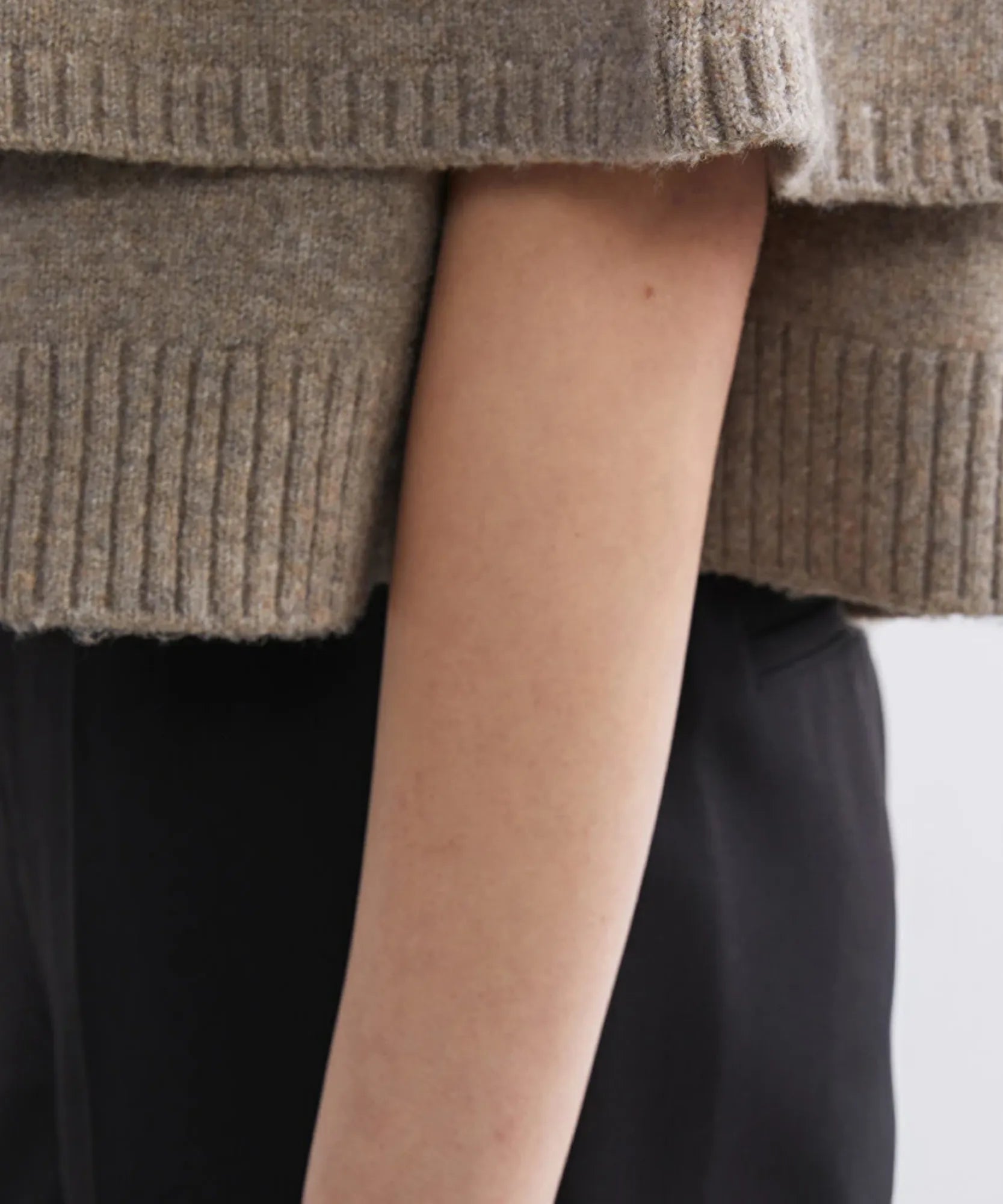 Women's cashmere-soft sweater cape in taupe, close-up detail