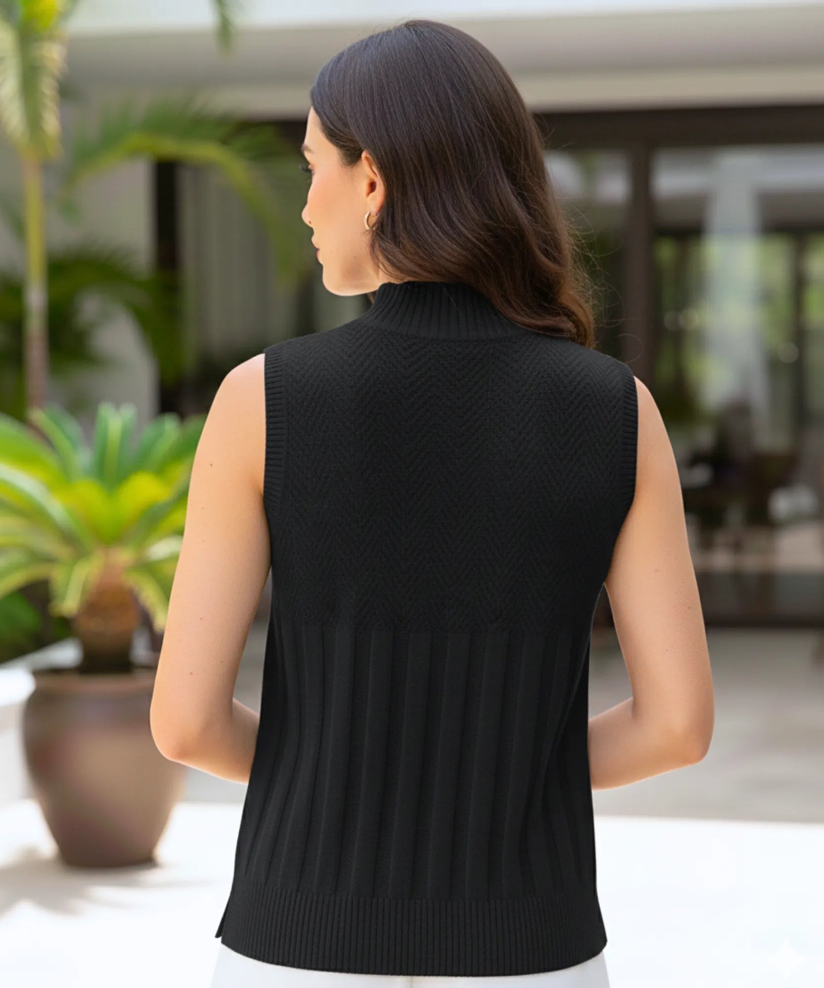 Comprar regata tricot feminina canelada preto com gola alta elegante e caimento justo para looks sofisticados no outono e meia-estação em promoção AMARO