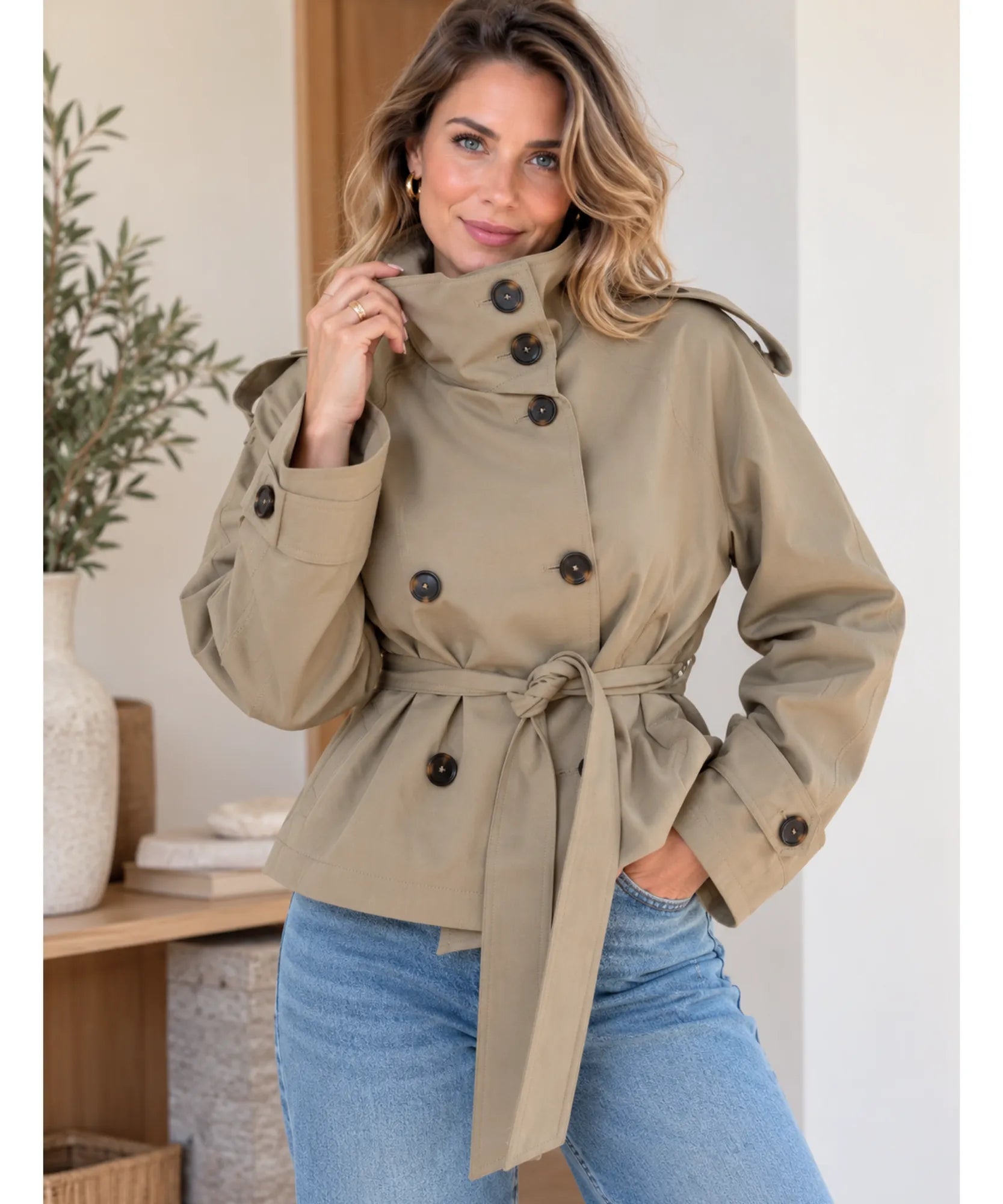 Women's short trench coat in khaki with double-breasted buttons