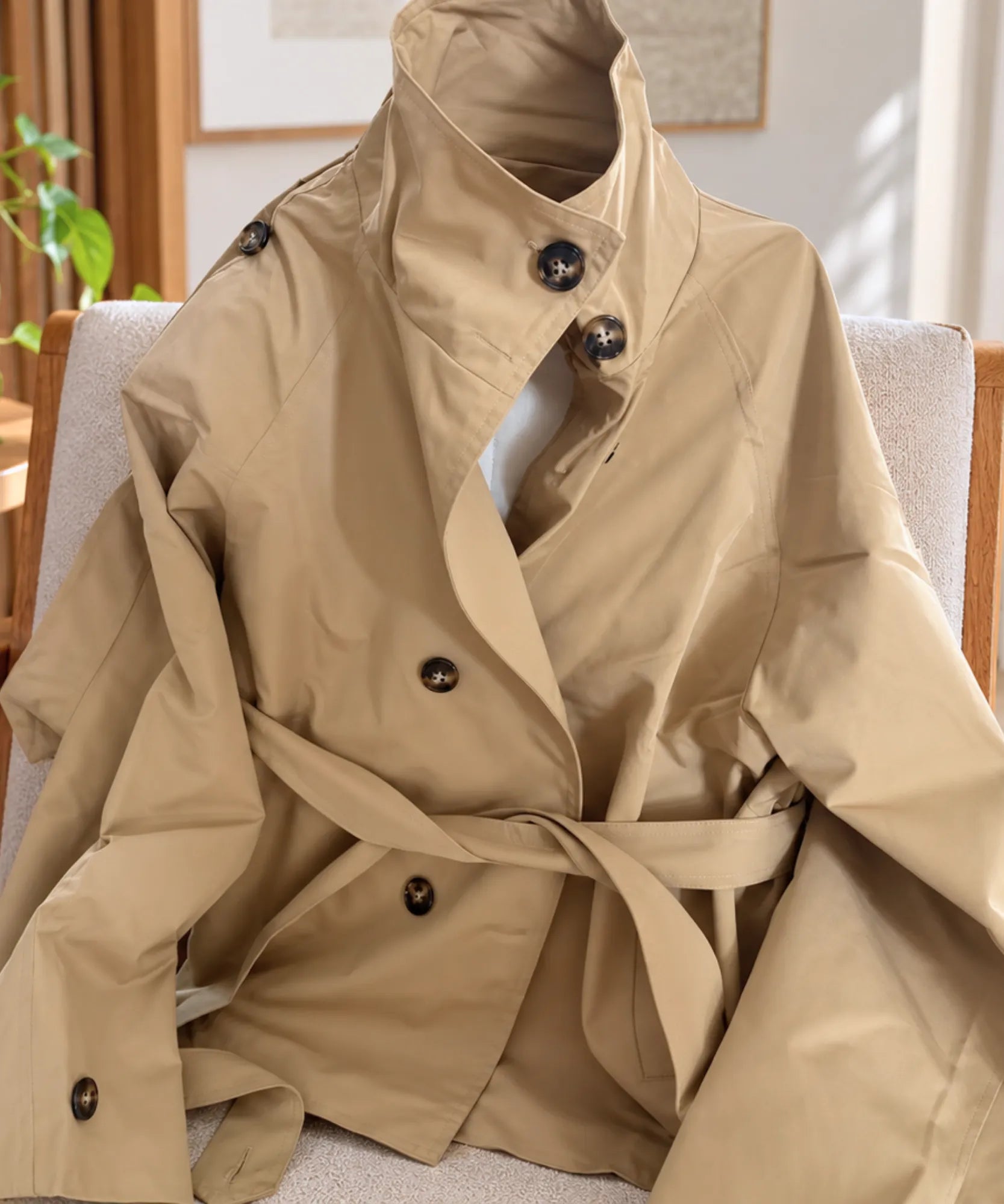 Women's short trench coat in khaki showing double-breasted buttons