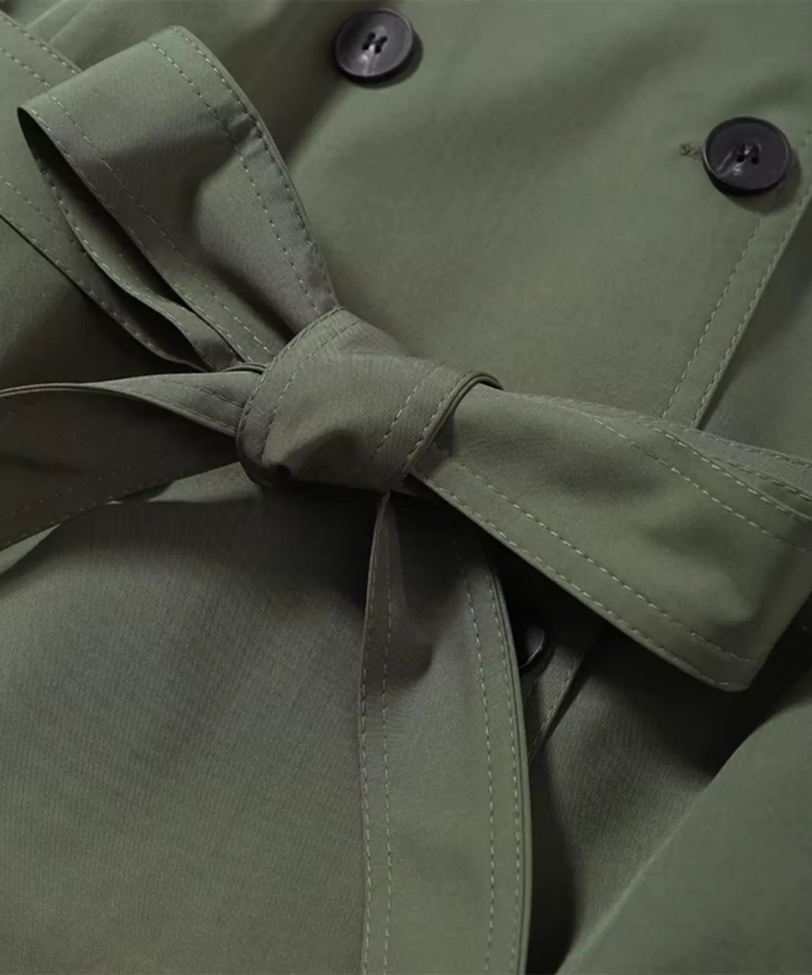 Women's short trench coat in olive green, detail of the belt and buttons