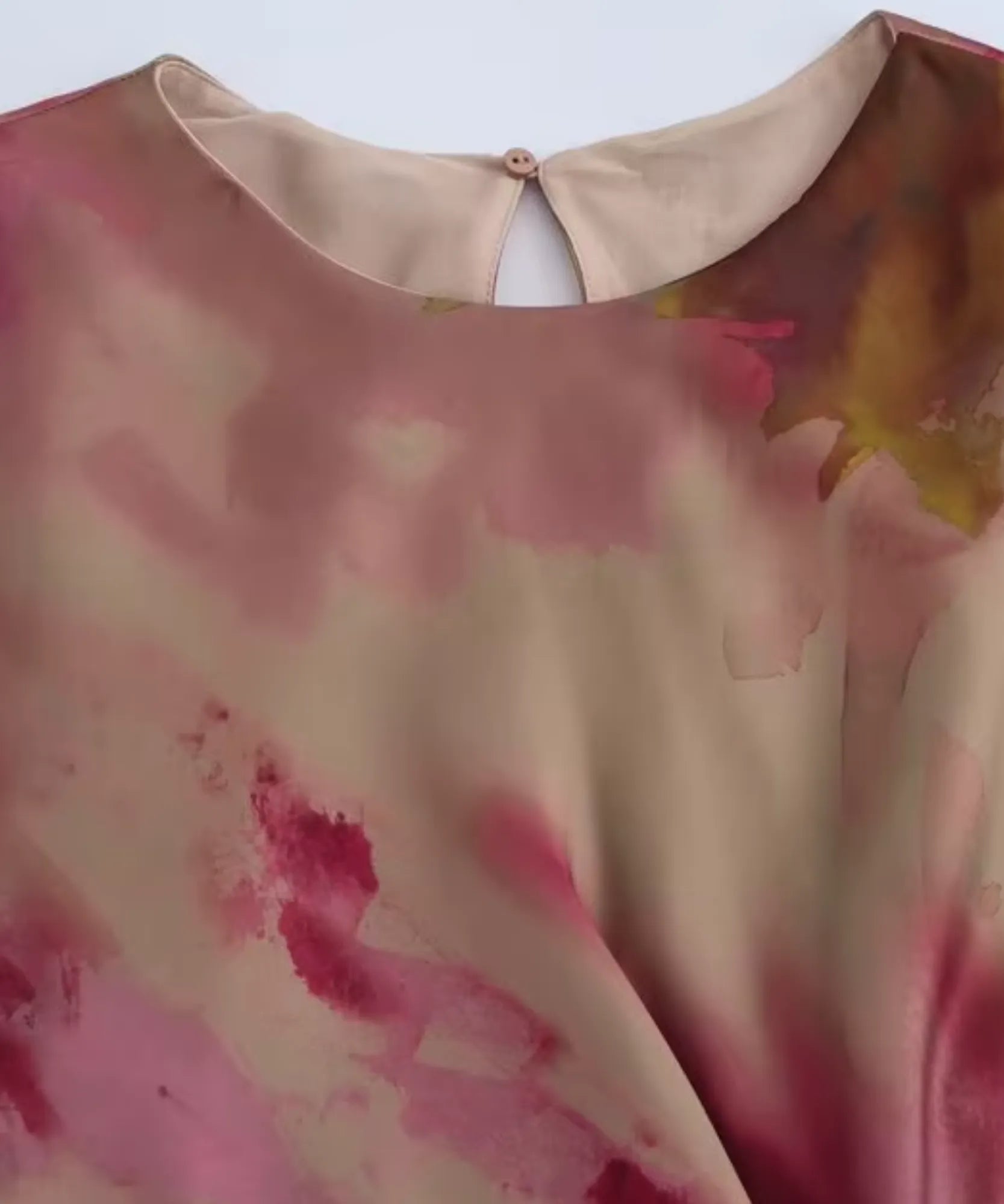 Floral satin midi dress, round neck and cap sleeve detail